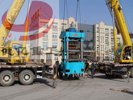 液壓制磚機設備企業在激烈的市場競爭中需要有一個燈塔