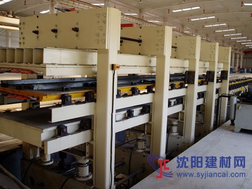 廠家供應(yīng)一體化保溫板成型機
