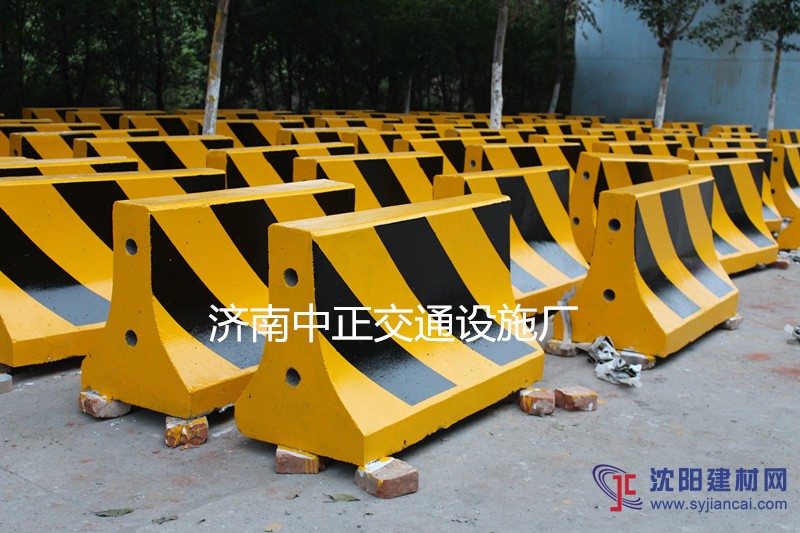 廠家供應(yīng)水泥隔離墩，道路防撞墩，生產(chǎn)周期短，貨源足